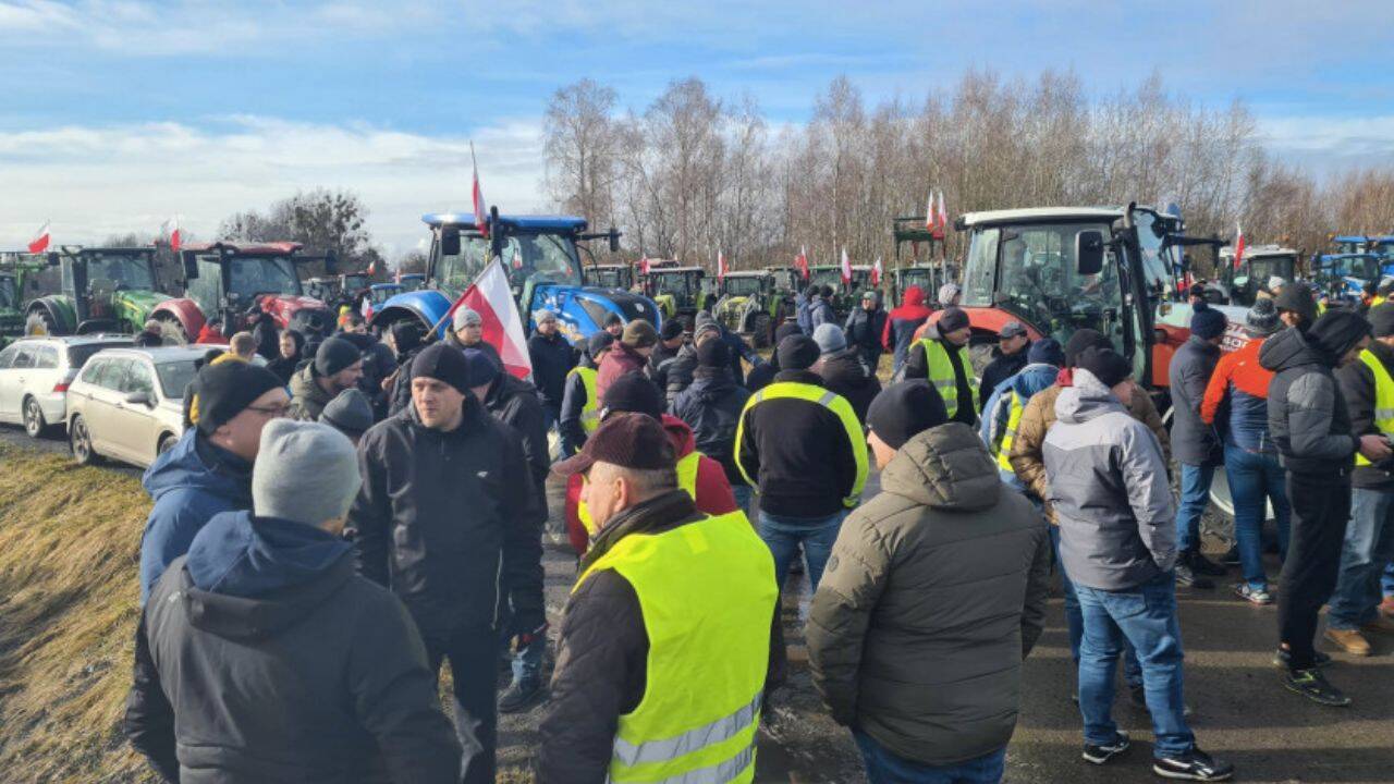 mai multi fermieri adunat la un protest si tractoare