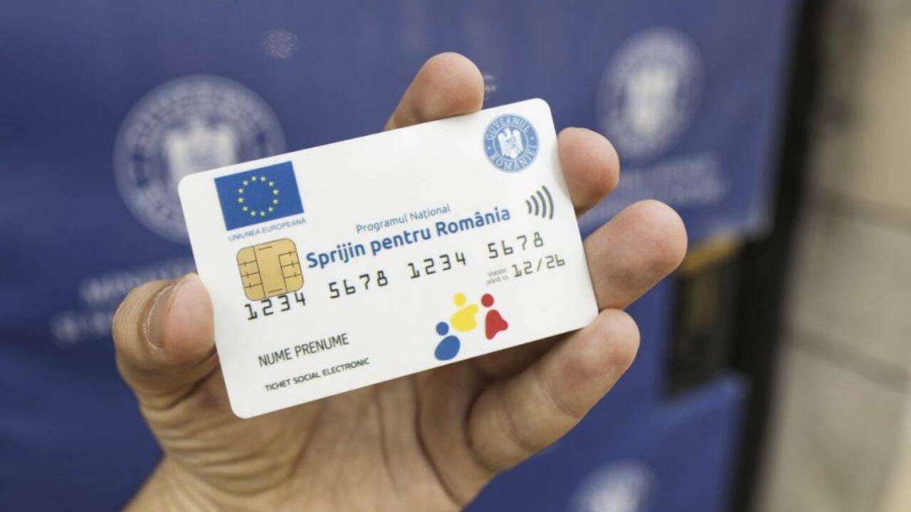 o persoana care tine in mana un card social