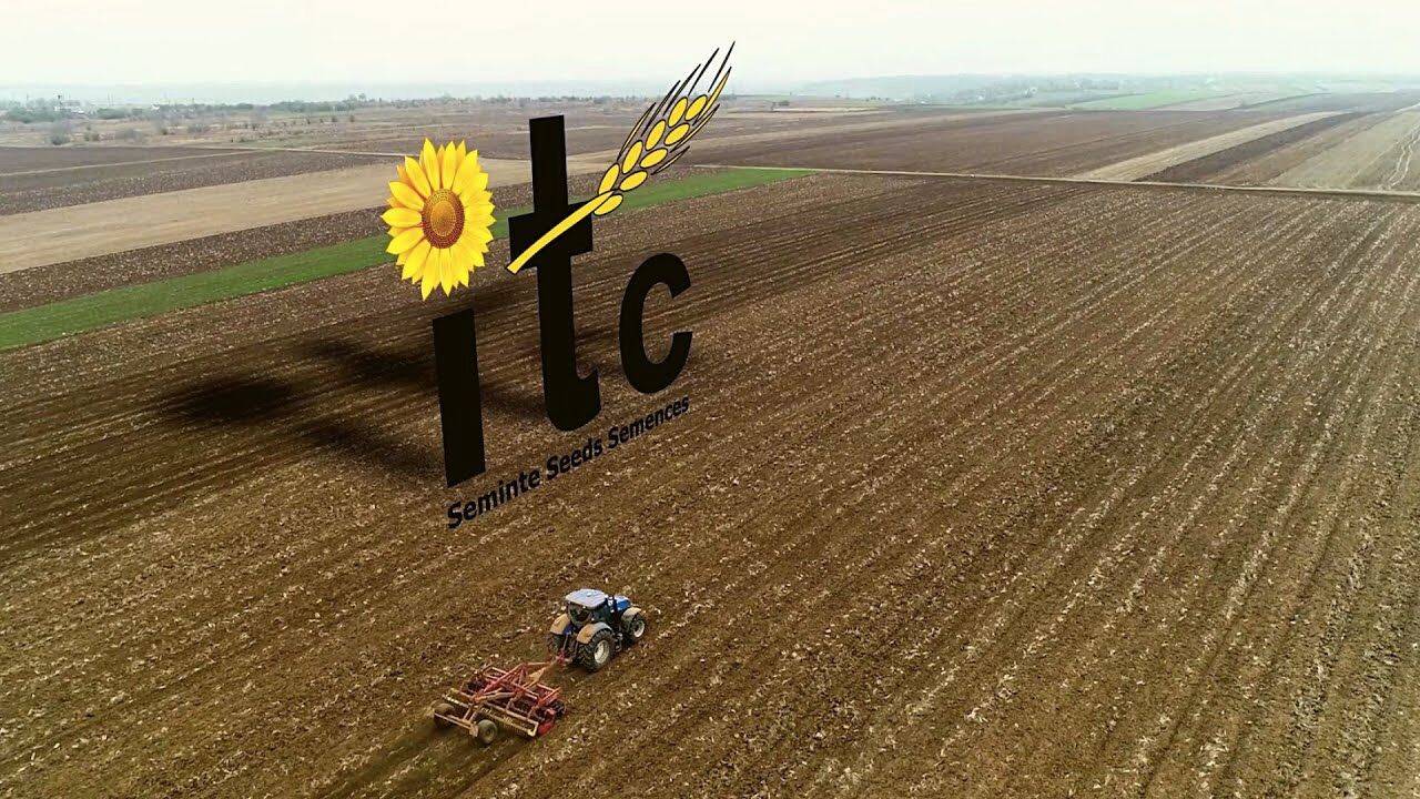 un tractor pe camp
