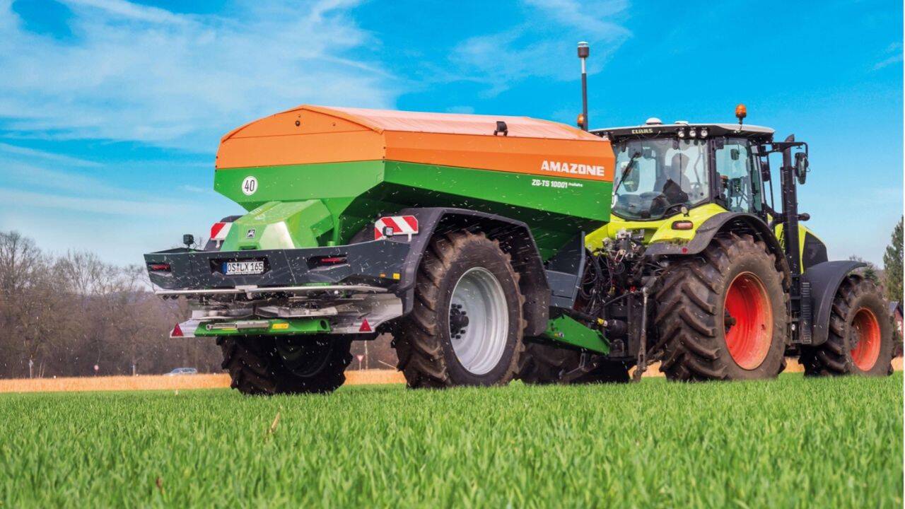 utilaj agricol pe camp